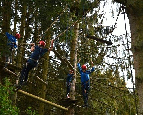 Rope Course tijdens een schoolkamp in de Ardennen