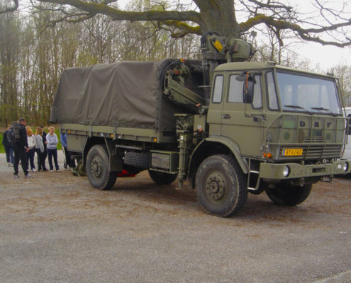 Legervoertuig bij een dropping tijdens een schoolkamp in de Ardennen