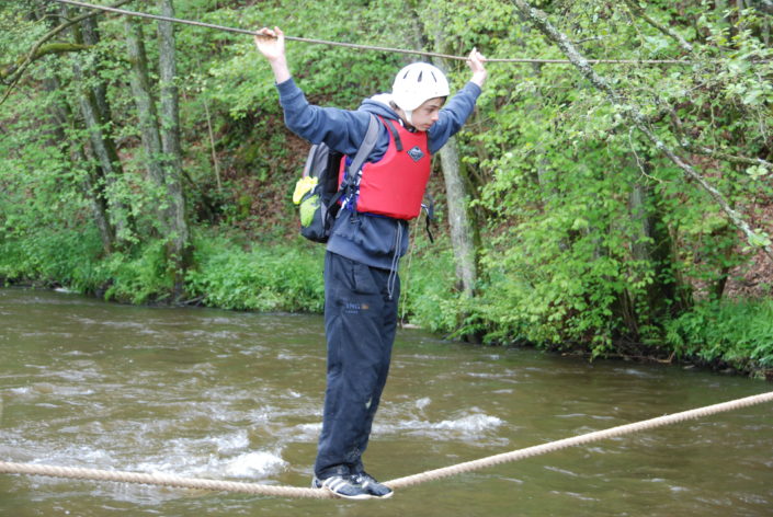 Brugbouwen tijdens een schoolkamp in de Ardennen