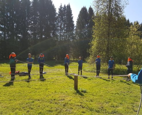 Spelletjes doen tijdens een survivalkamp in de Ardennen