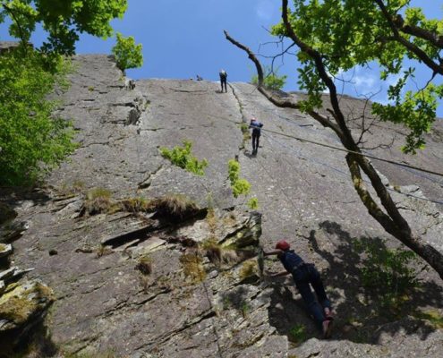 Rotswand klimmen tijdens een survivalkamp in de Ardennen