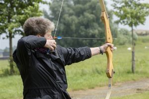 Activiteit handboogschieten tijdens een uitje in Gelderland