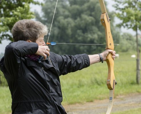 Activiteit handboogschieten tijdens een uitje in Gelderland