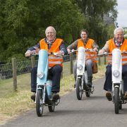 Enthousiaste senioren op elektrische scooters in Gelderland