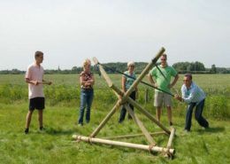 Teamkamp onderdeel 'katapult bouwen' in Gelderland