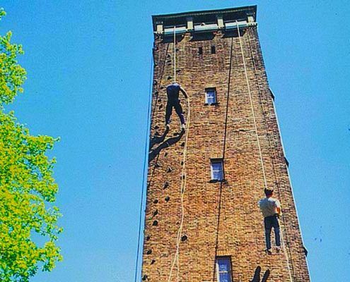 Klimmen op de toren tijdens een bedrijfsuitje