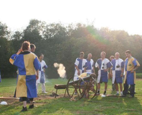 Kanonnenspel tijdens het middeleeuws teamkamp in Gelderland