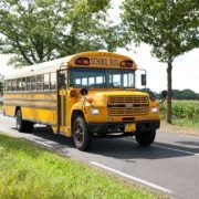 Old-timer schoolbus voor een bedrijfsuitje in Gelderland