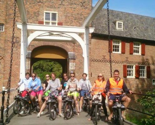 Solex tour tijdens een vrijgezellendag in Gelderland