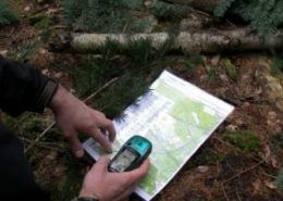 Hiking kaart en gps tijdens een personeelsuitje in Gelderland