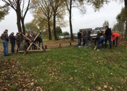 Katapult bouwen bij een training in Gelderland